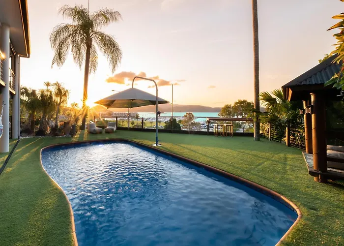 \'Sail Away\' Airlie Beach House With Marina Views