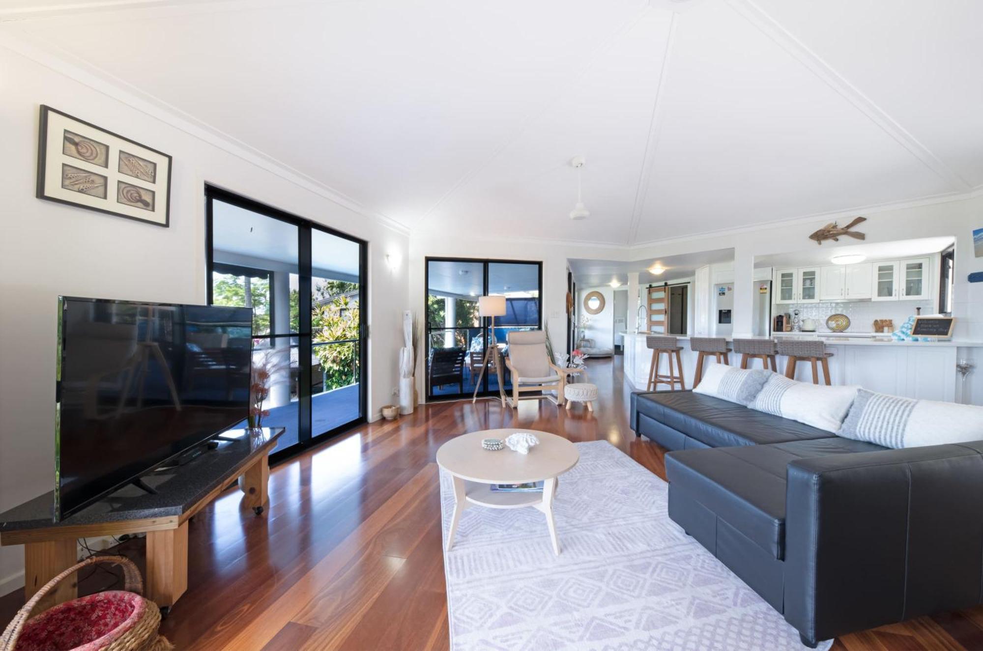 'sail Away' Airlie House With Marina Views Airlie Beach
