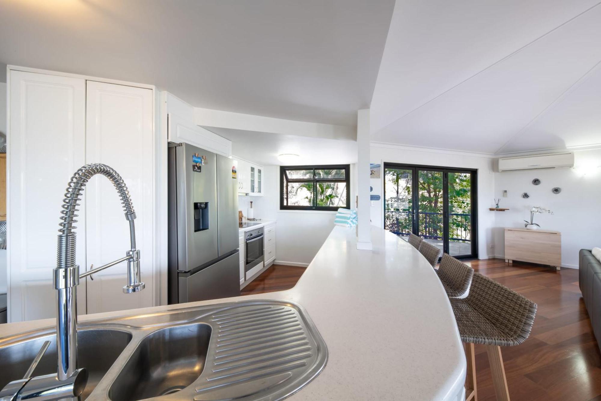 'sail Away' Airlie House With Marina Views Holiday home *