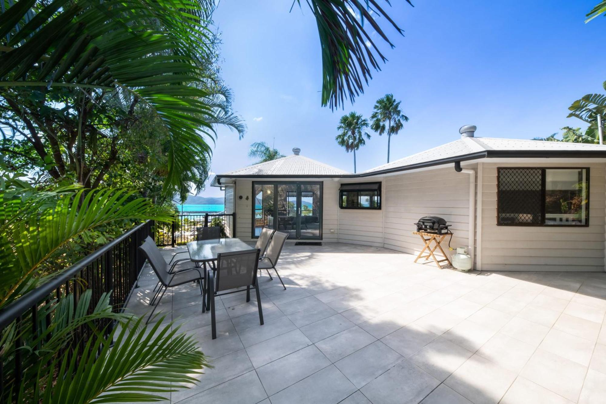 'sail Away' Airlie House With Marina Views