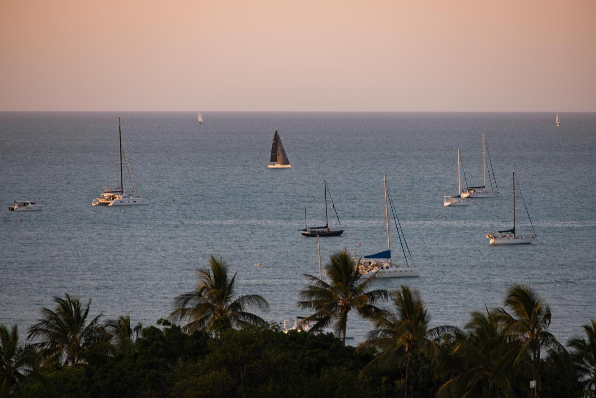 Aqua On The Edge * Airlie Beach