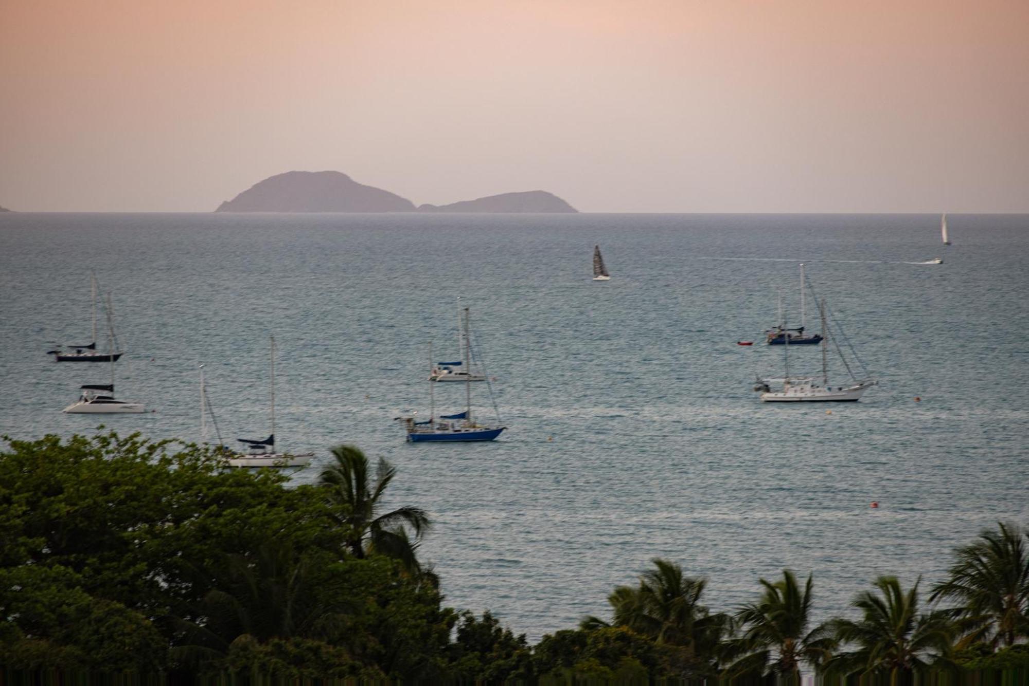 Aqua On The Edge * Airlie Beach