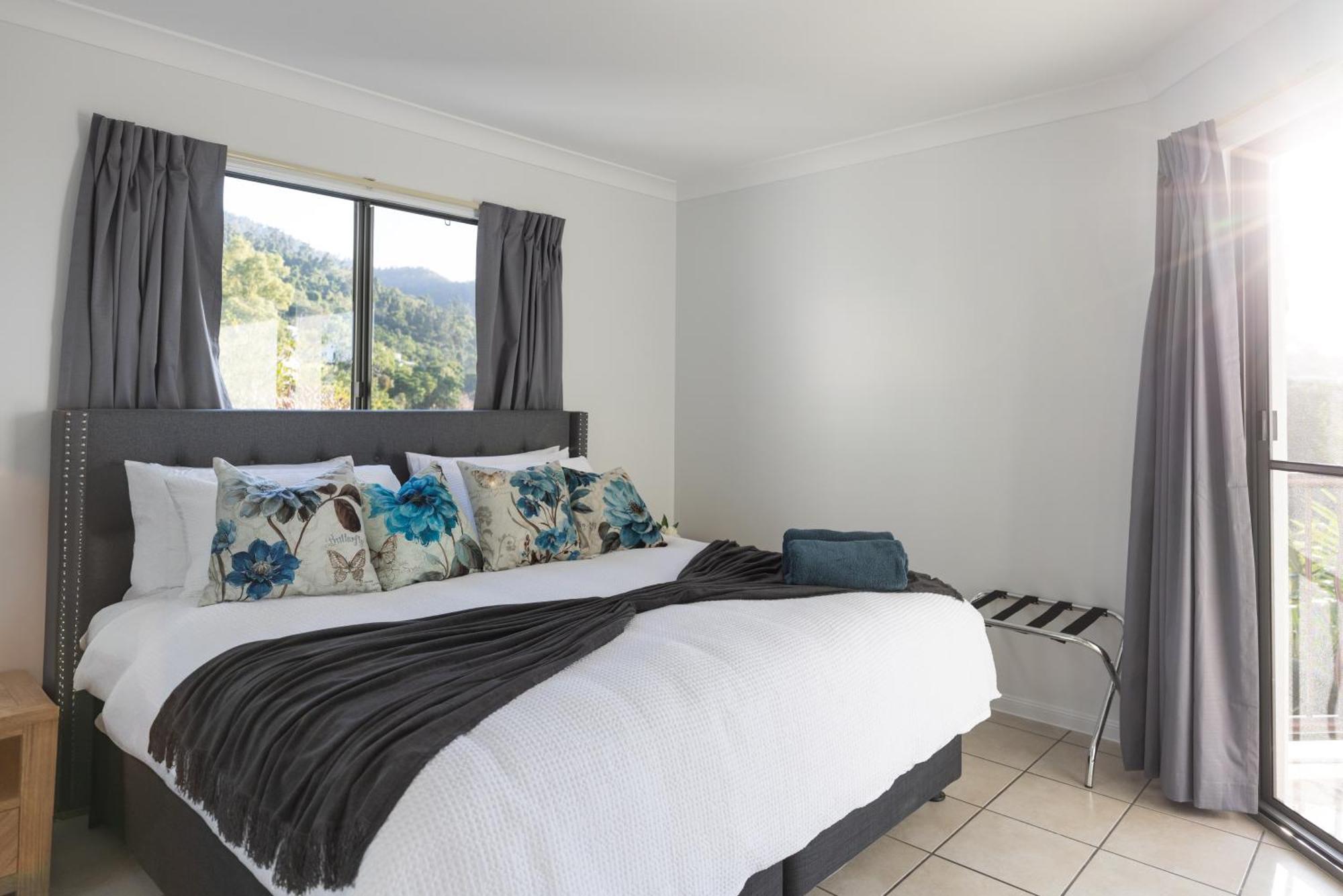Aqua On The Edge * Airlie Beach
