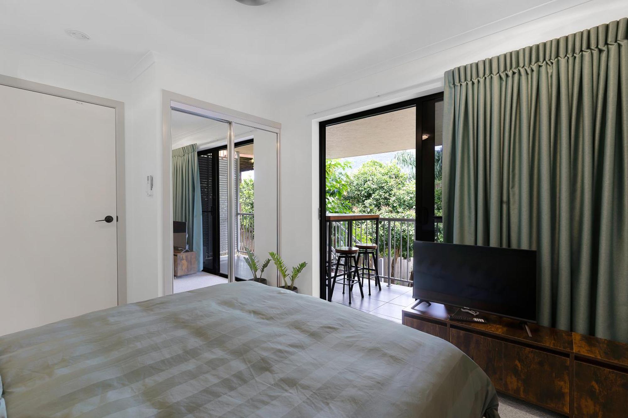 The Heart - Airlie Apartment *