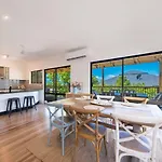 Beach House On Main - Airlie Beach