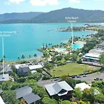 Beach House On Main - Airlie Beach