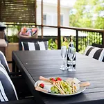Beach House On Main - Airlie Beach