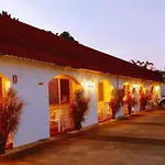 Paradise Court Holiday Units