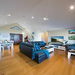 Nautilus On Nara - Spacious Airlie Beach Holiday Home With Ocean Views