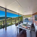 Nautilus On Nara - Spacious Airlie Beach Holiday Home With Ocean Views
