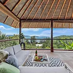 Idyllic Whitsunday Holiday Home With Amazing Views