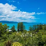 Idyllic Whitsunday Holiday Home With Amazing Views