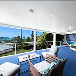 \'Sail Away\' Airlie Beach House With Marina Views