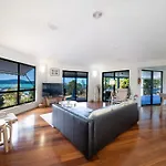 \'Sail Away\' Airlie Beach House With Marina Views