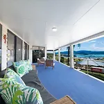 \'Sail Away\' Airlie Beach House With Marina Views
