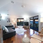 \'Sail Away\' Airlie Beach House With Marina Views