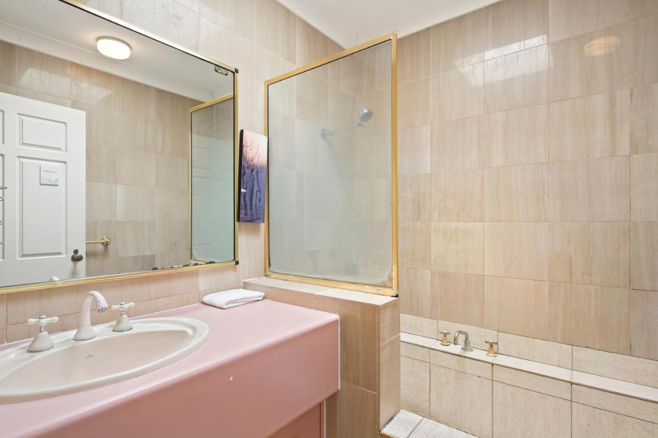 Location! 2br Town View Unit In Centre Of Airlie. Apartment