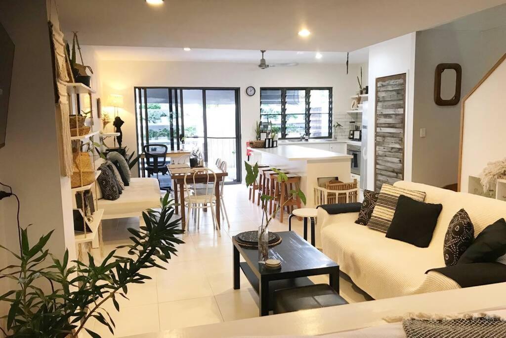 Lily Lamond, T/house, Outdoor Shower, 5 Min Walk To The Ocean, Airlie * Airlie Beach