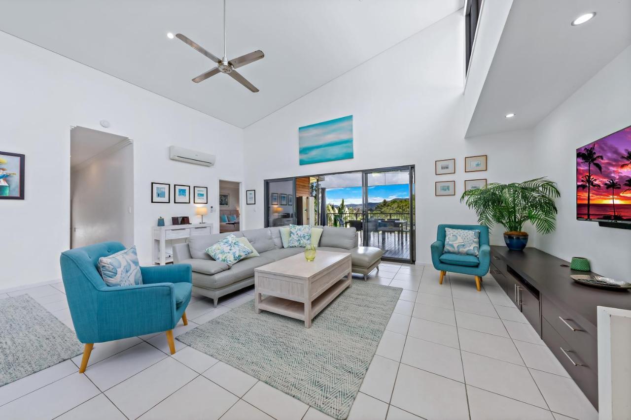 Hilltop Views - Cannonvale Holiday home Airlie Beach