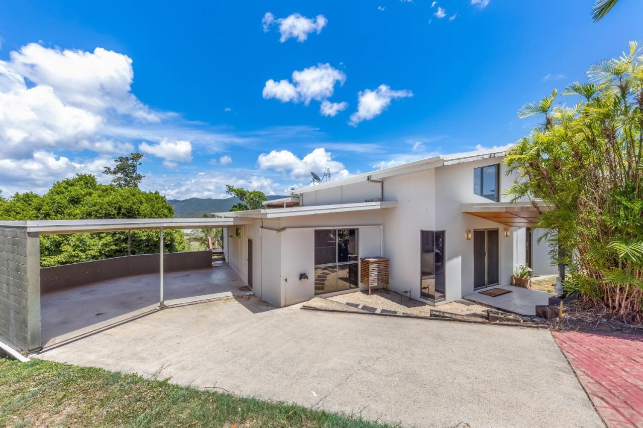 Hilltop Views - Cannonvale Holiday home Airlie Beach