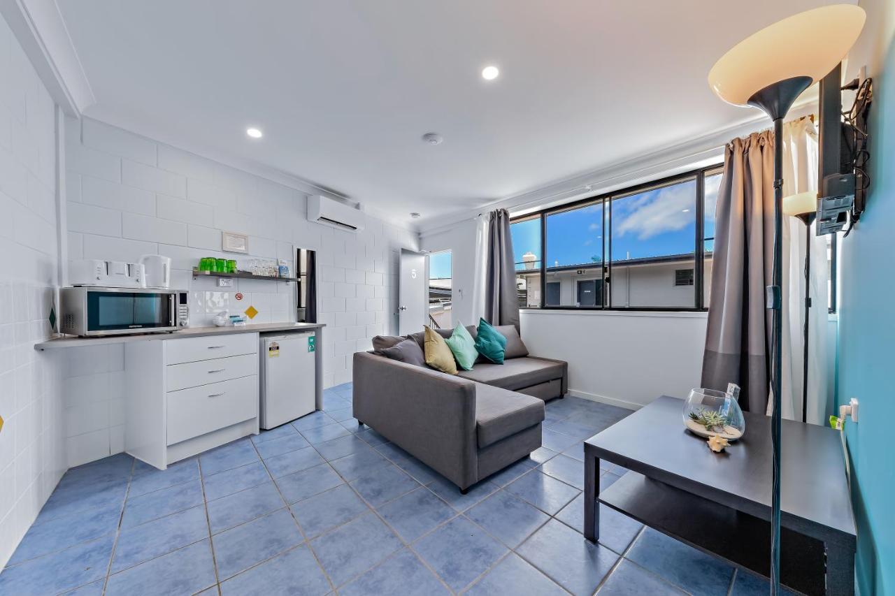 Airlie Sun & #5 Apartment