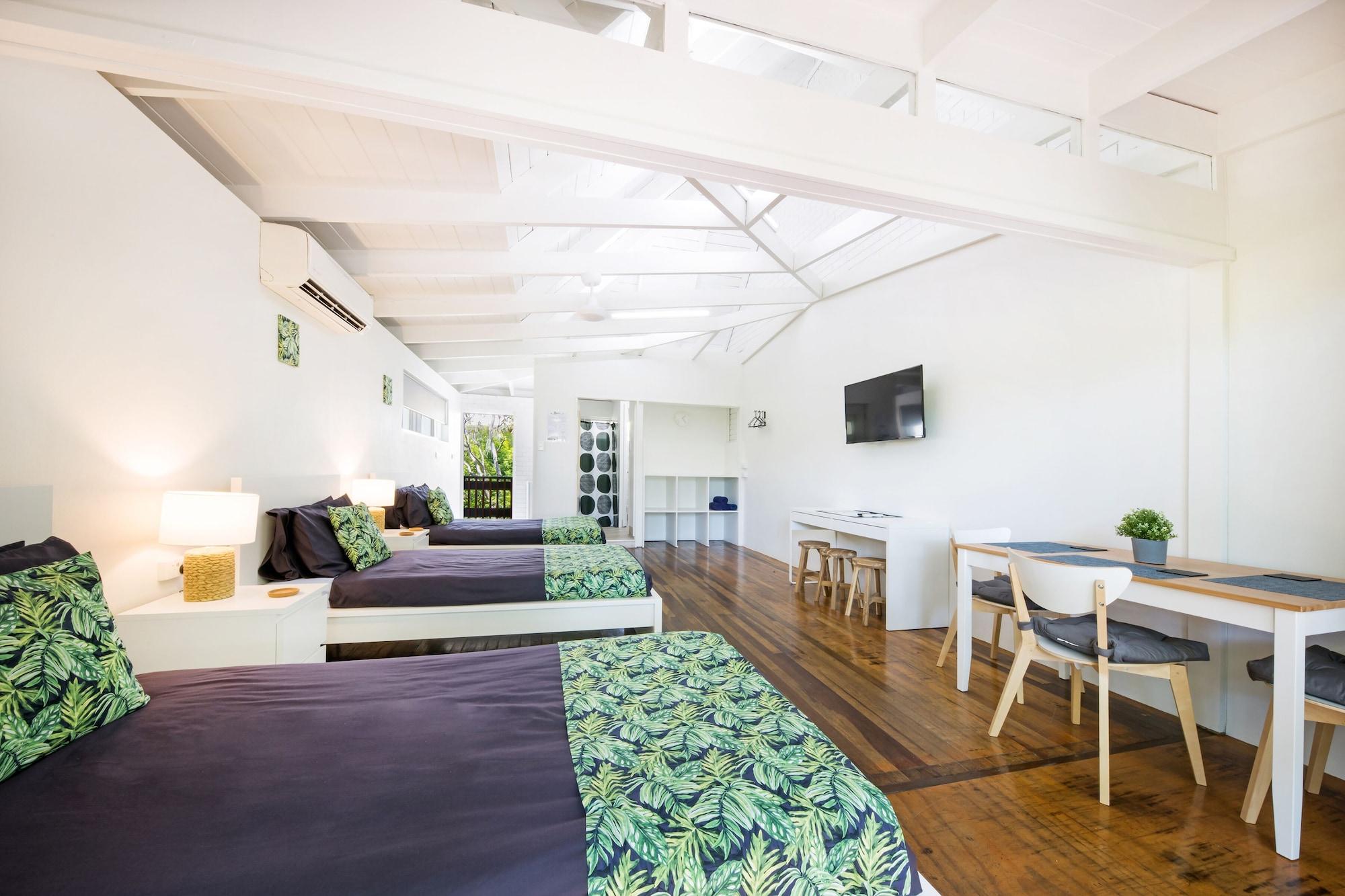 Airlie Magnums - Adults Only Airlie Beach