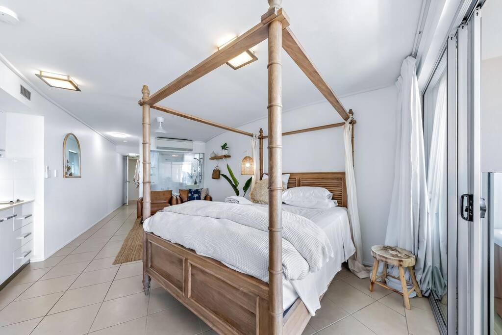 Three A Airlie Seaviews, Pool, Private Apartment *