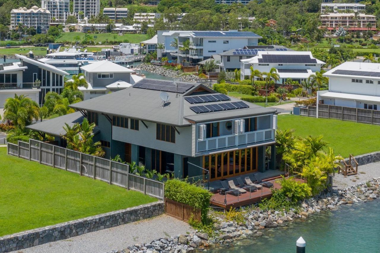 Holiday home Airlie Waterfront Luxury At 10 The Cove *
