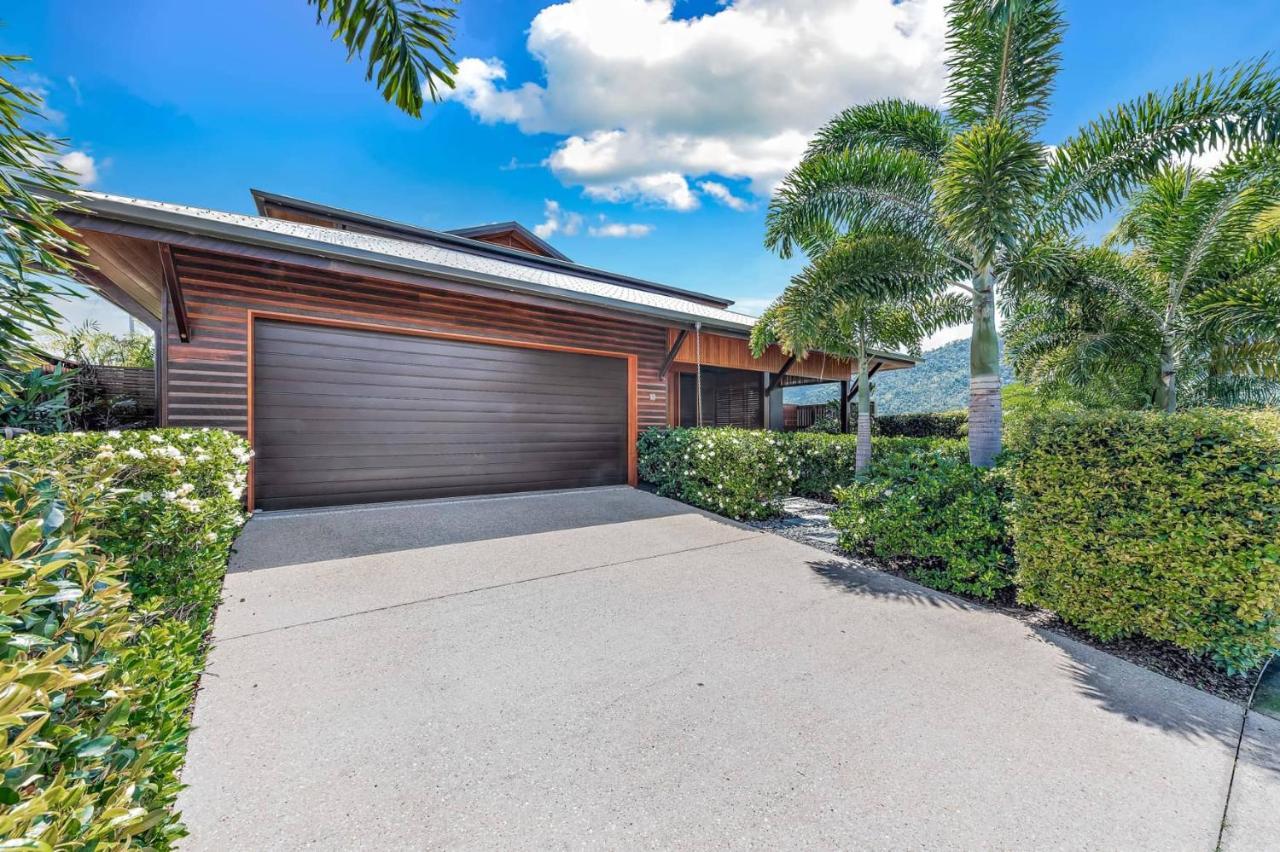 Airlie Waterfront Luxury At 10 The Cove Holiday home