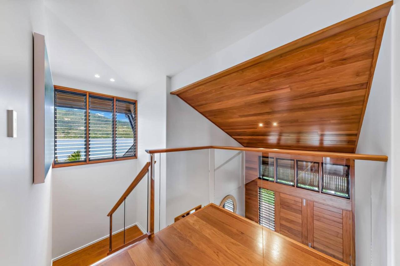 Airlie Waterfront Luxury At 10 The Cove * Airlie Beach