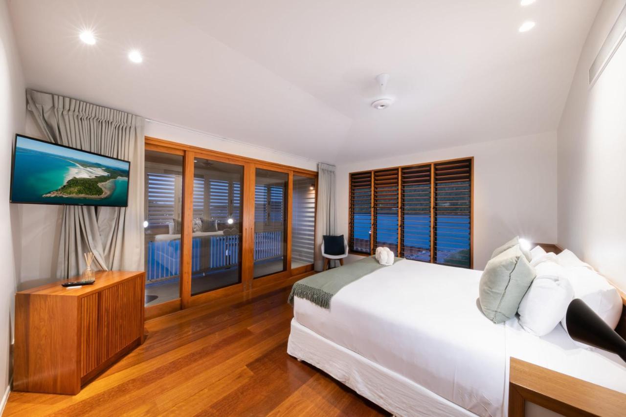 Holiday home Airlie Waterfront Luxury At 10 The Cove Airlie Beach