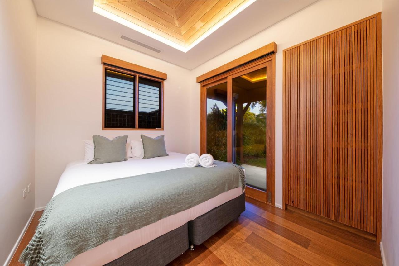 Holiday home Airlie Waterfront Luxury At 10 The Cove