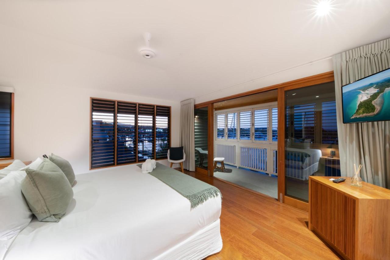 Airlie Waterfront Luxury At 10 The Cove Holiday home