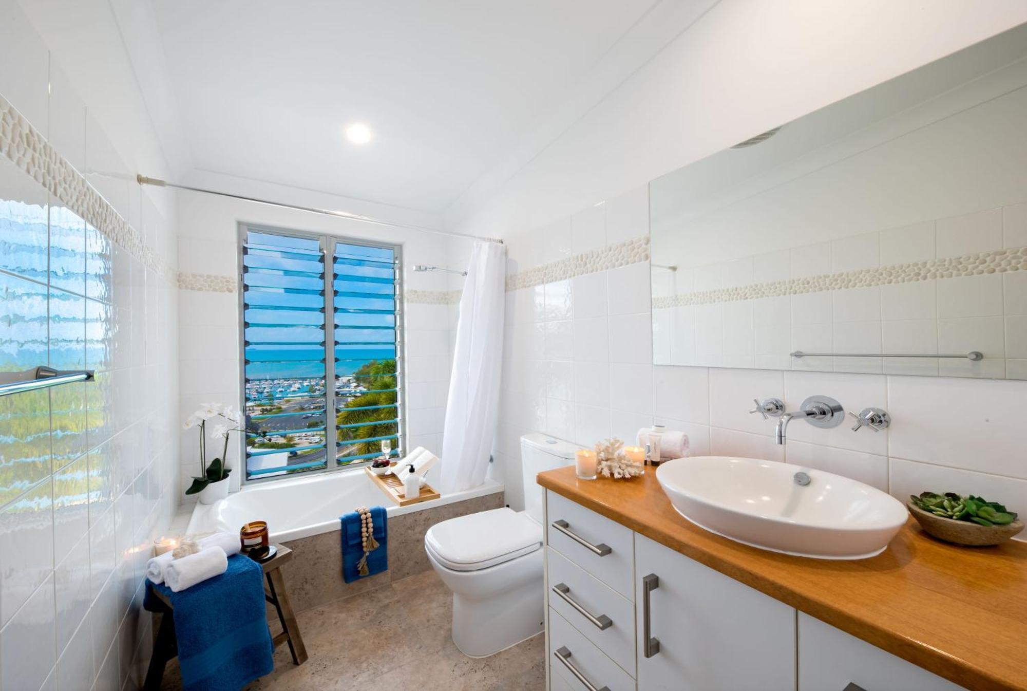 Nautilus On The Hill * Airlie Beach