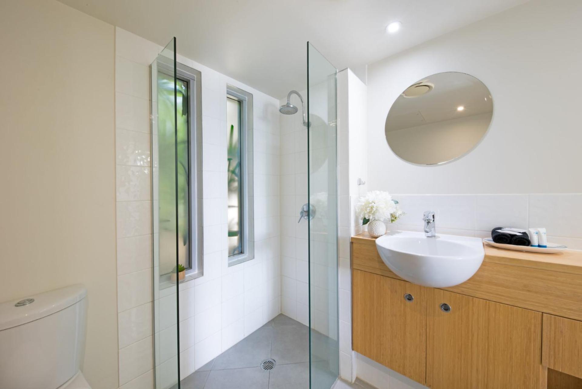 Coastal Charm On Airlie Apartment