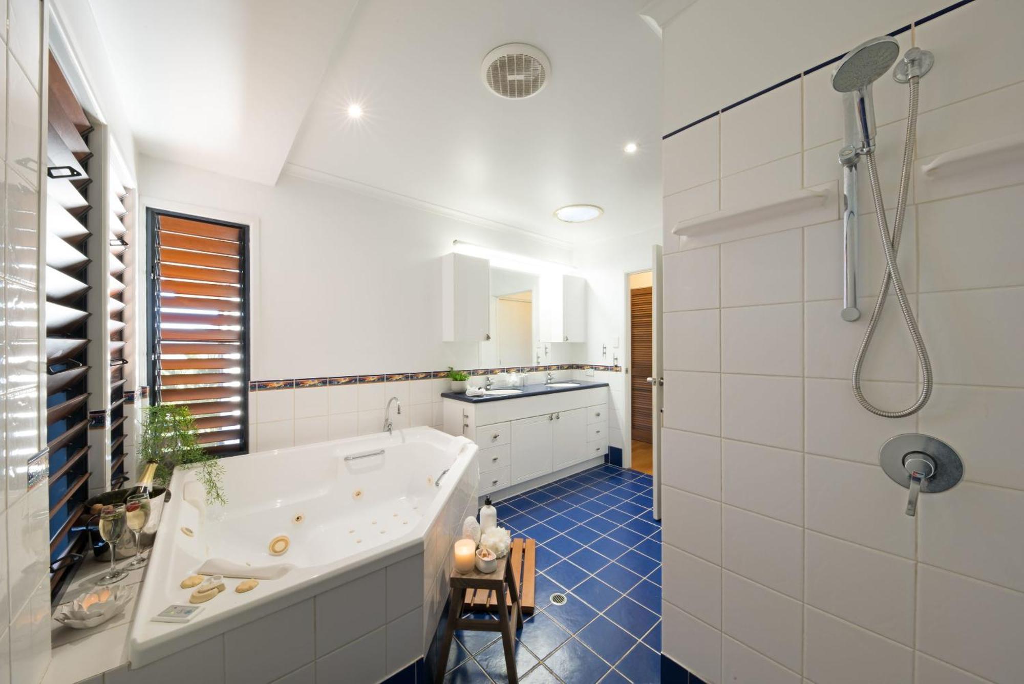 Holiday home Nautilus On Nara - Spacious Airlie With Ocean Views