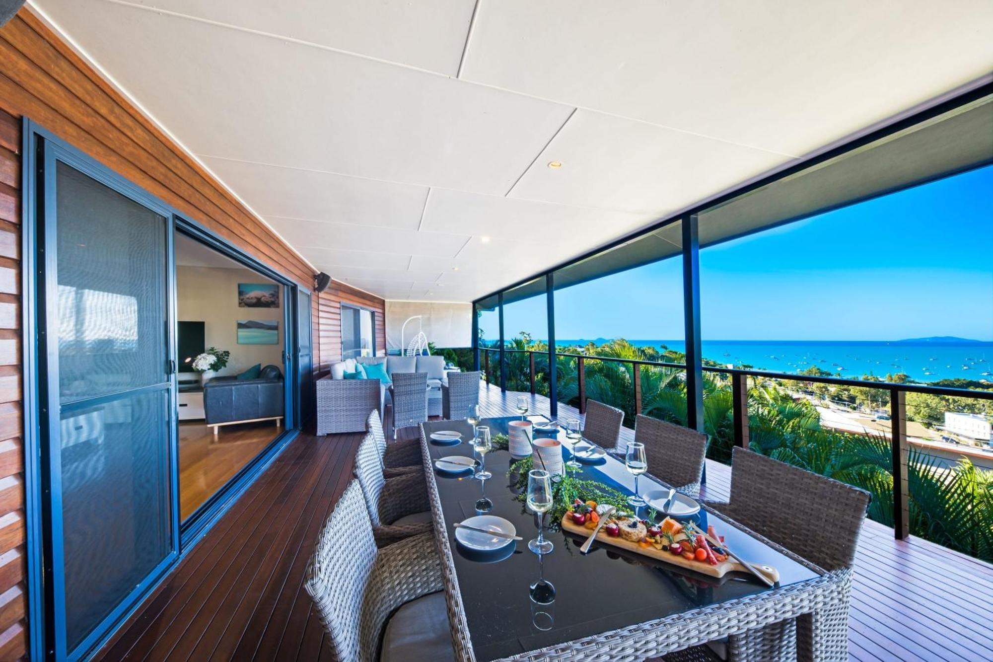 Holiday home Nautilus On Nara - Spacious Airlie With Ocean Views *