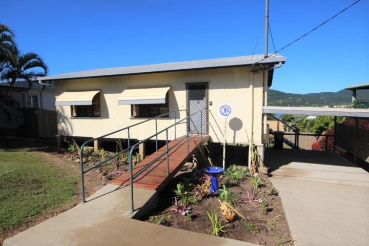 Qcwa Cheerful - * Airlie Beach