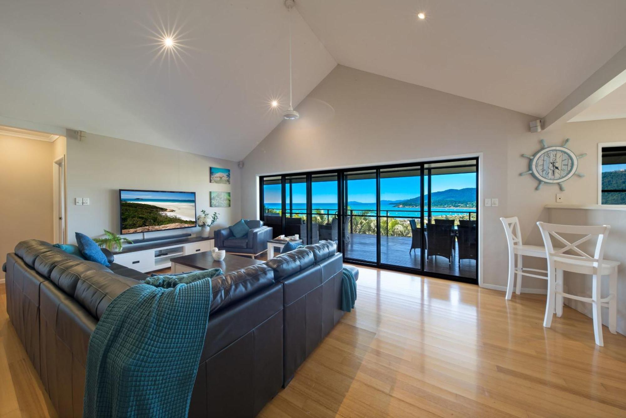 Nautilus On Nara - Spacious Airlie With Ocean Views Holiday home