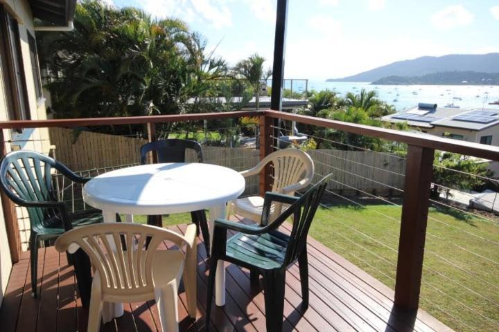 Qcwa Cheerful - * Airlie Beach