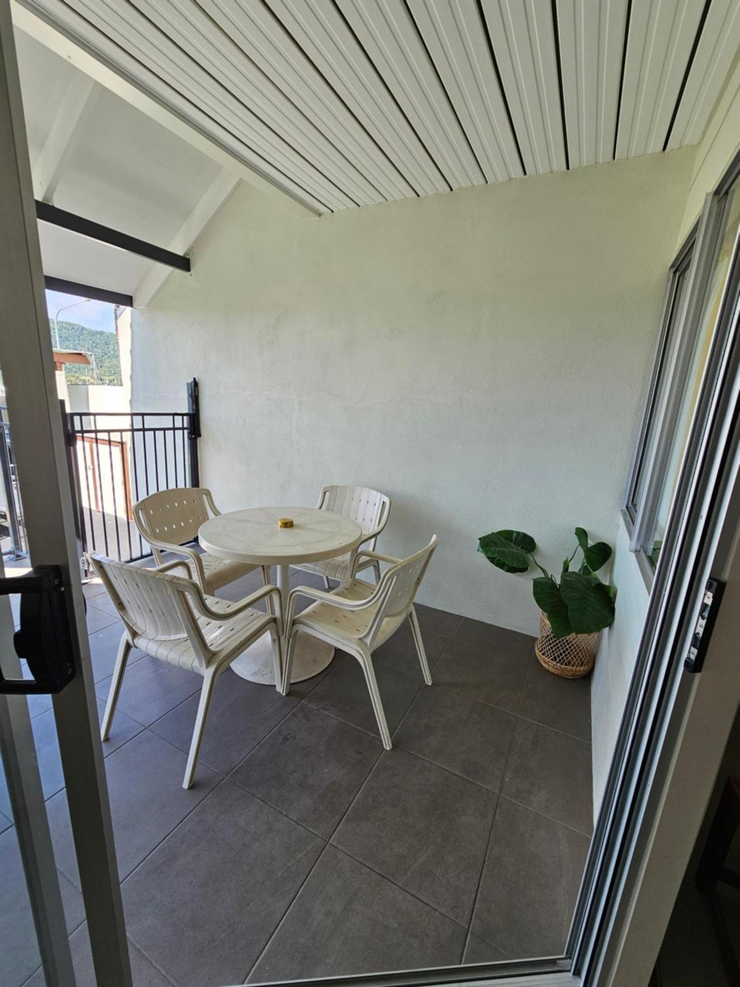 Airlie Seaview Aparthotel 4*