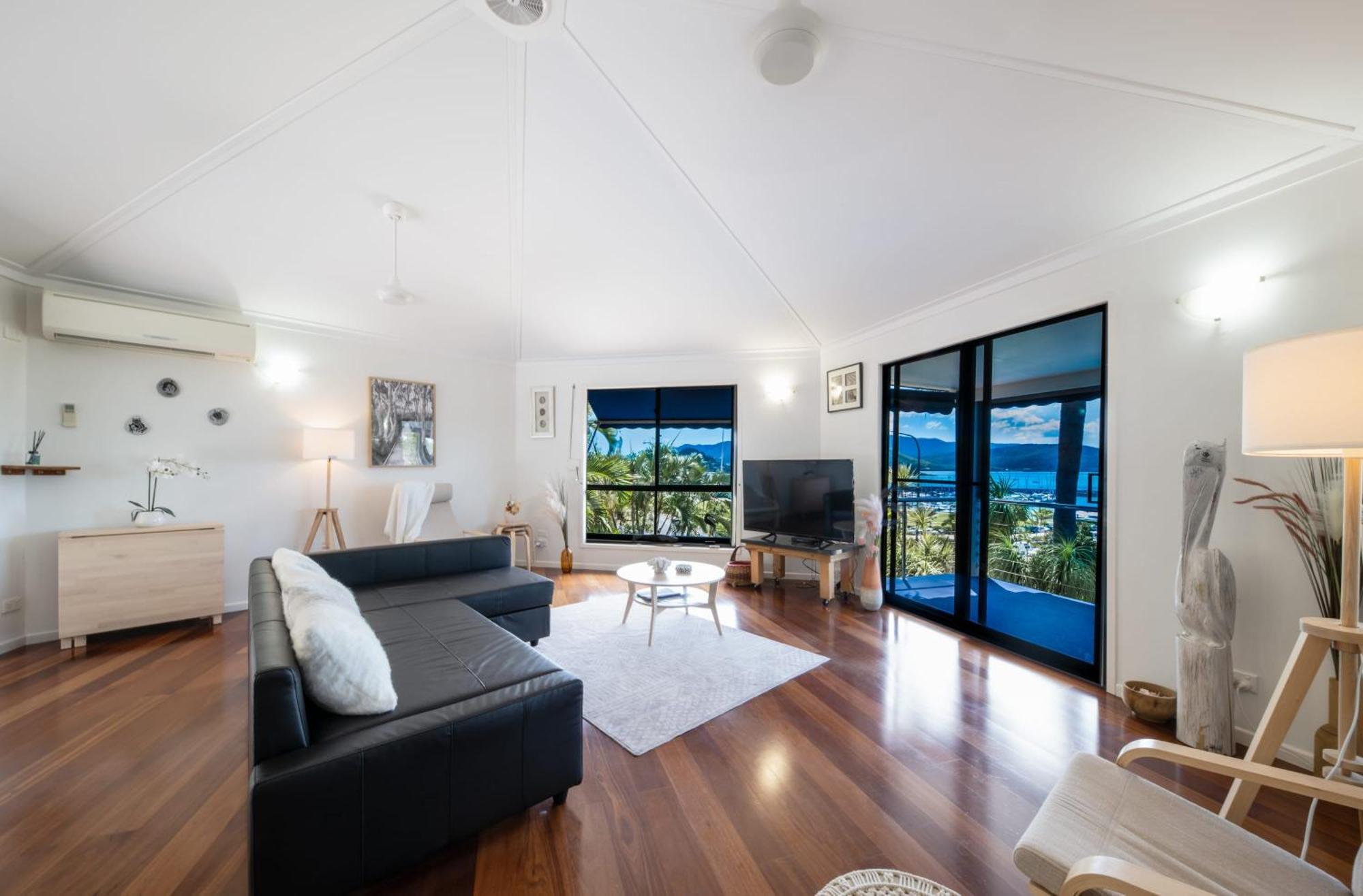 Holiday home 'sail Away' Airlie House With Marina Views