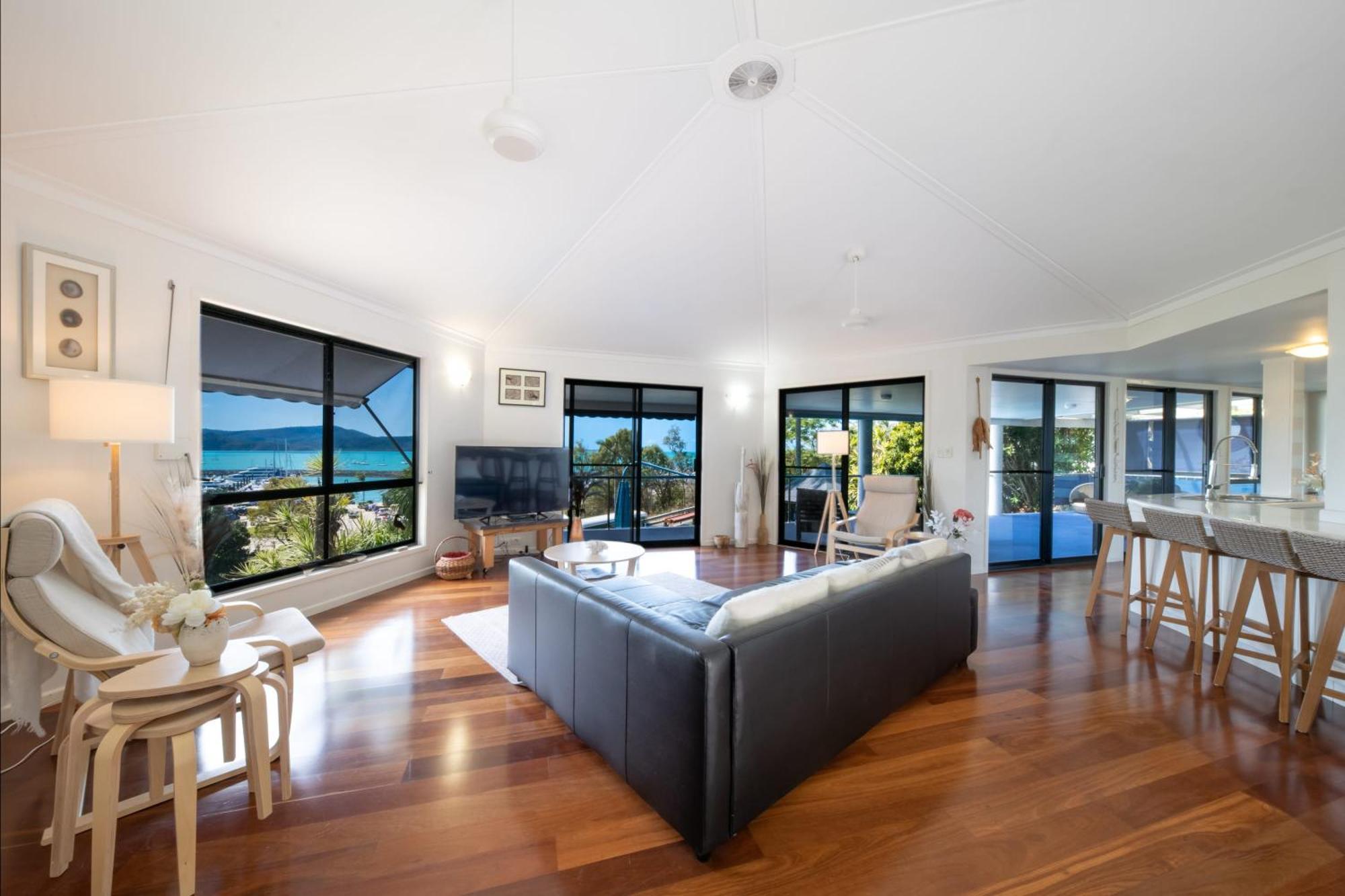 Holiday home 'sail Away' Airlie House With Marina Views *
