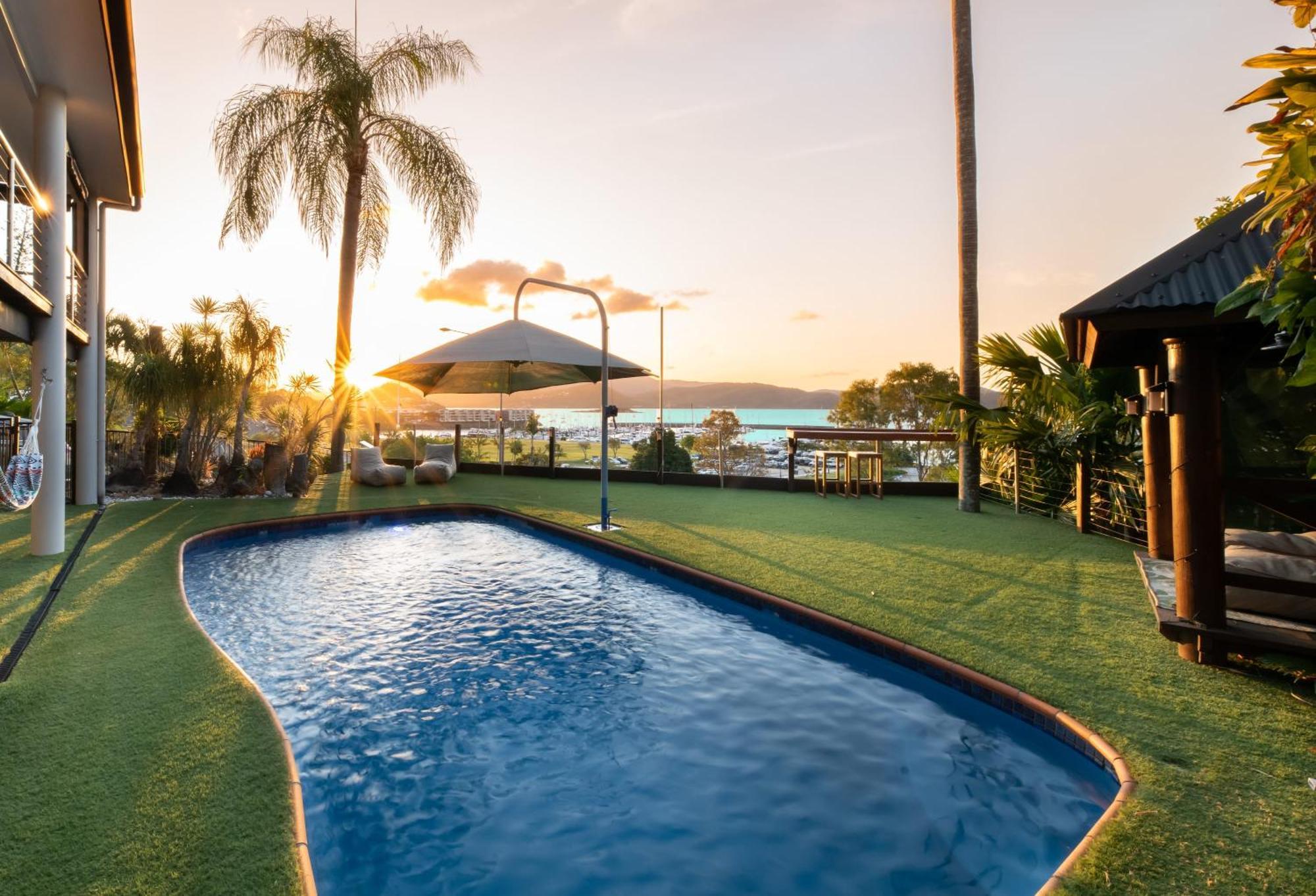 'sail Away' Airlie House With Marina Views *