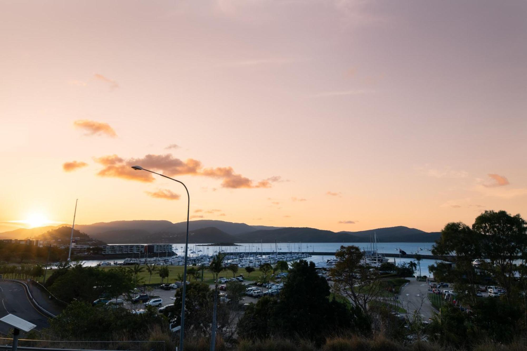'sail Away' Airlie House With Marina Views