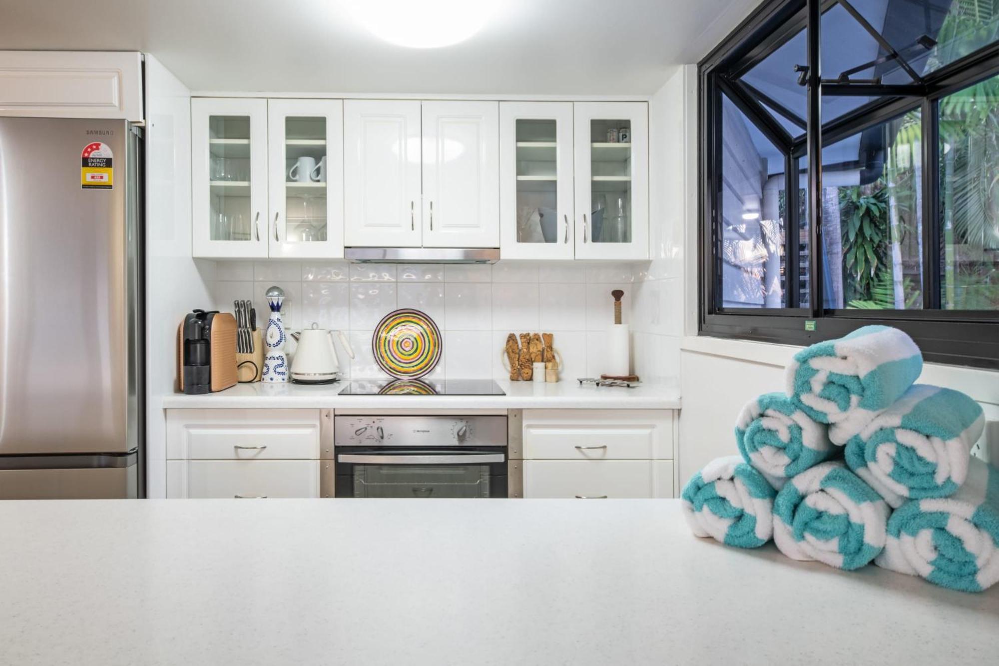 'sail Away' Airlie House With Marina Views Airlie Beach