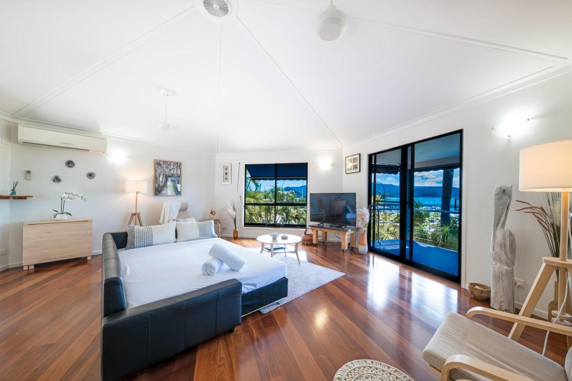 'sail Away' Airlie House With Marina Views Holiday home Airlie Beach