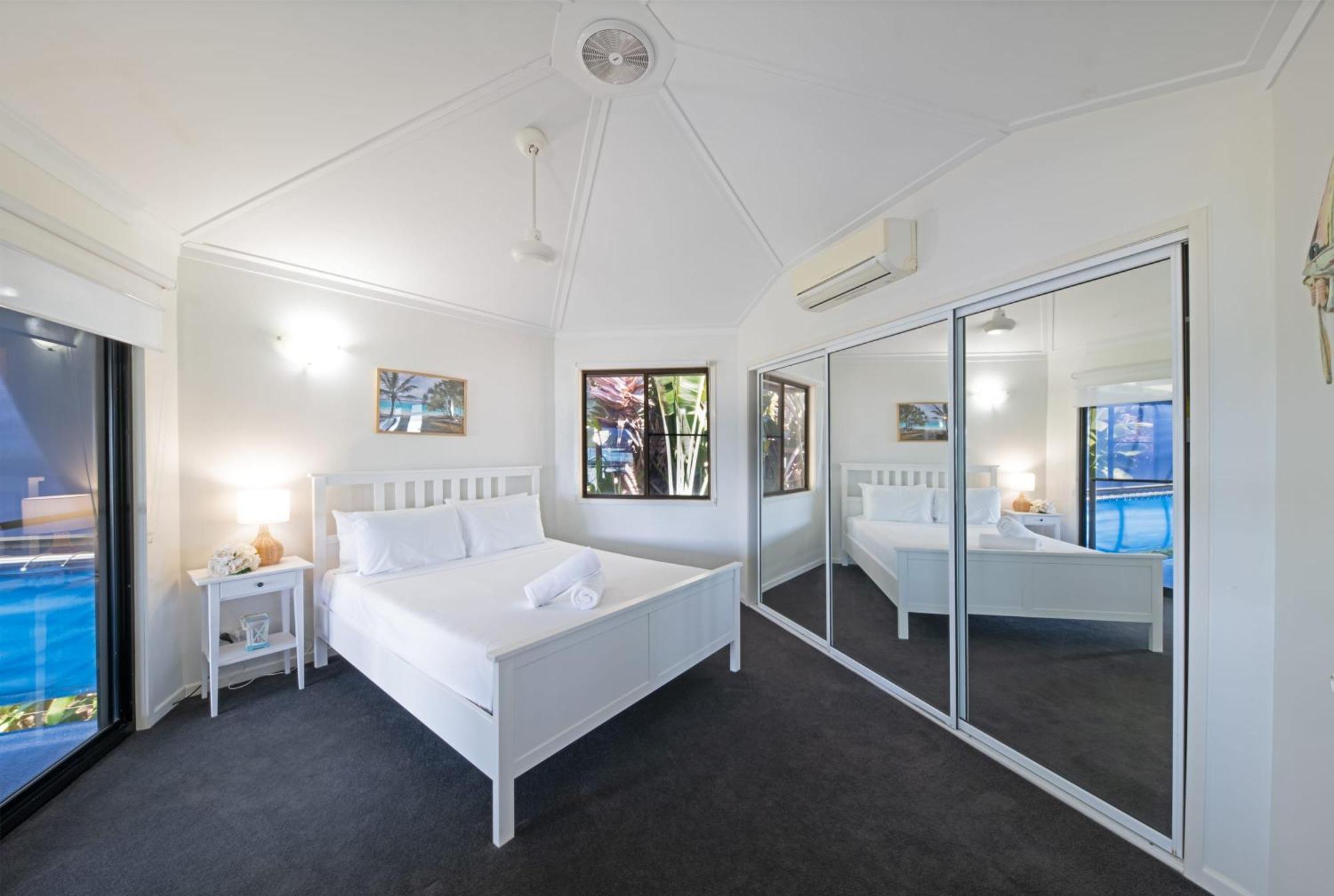 Holiday home 'sail Away' Airlie House With Marina Views