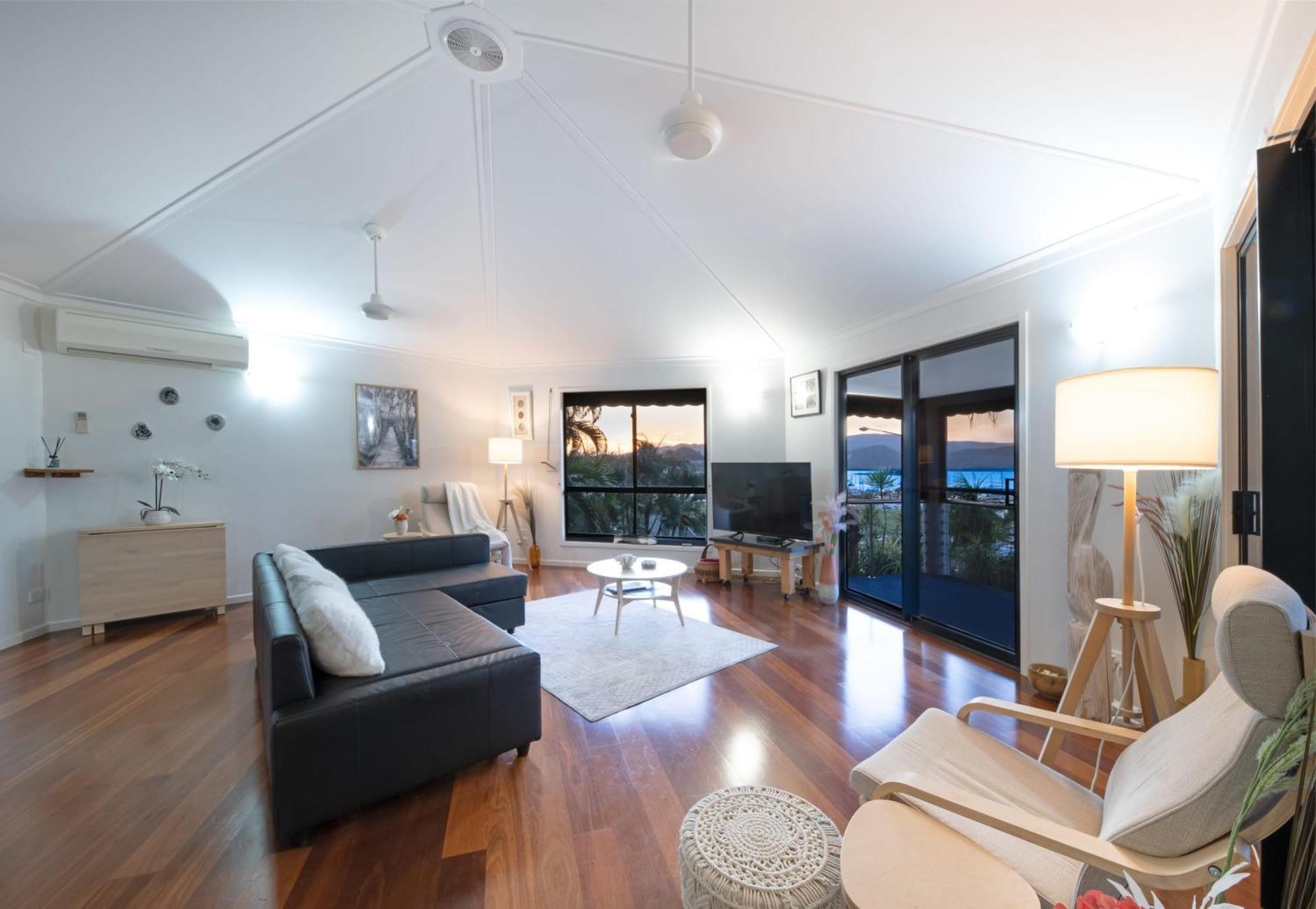 'sail Away' Airlie House With Marina Views Airlie Beach