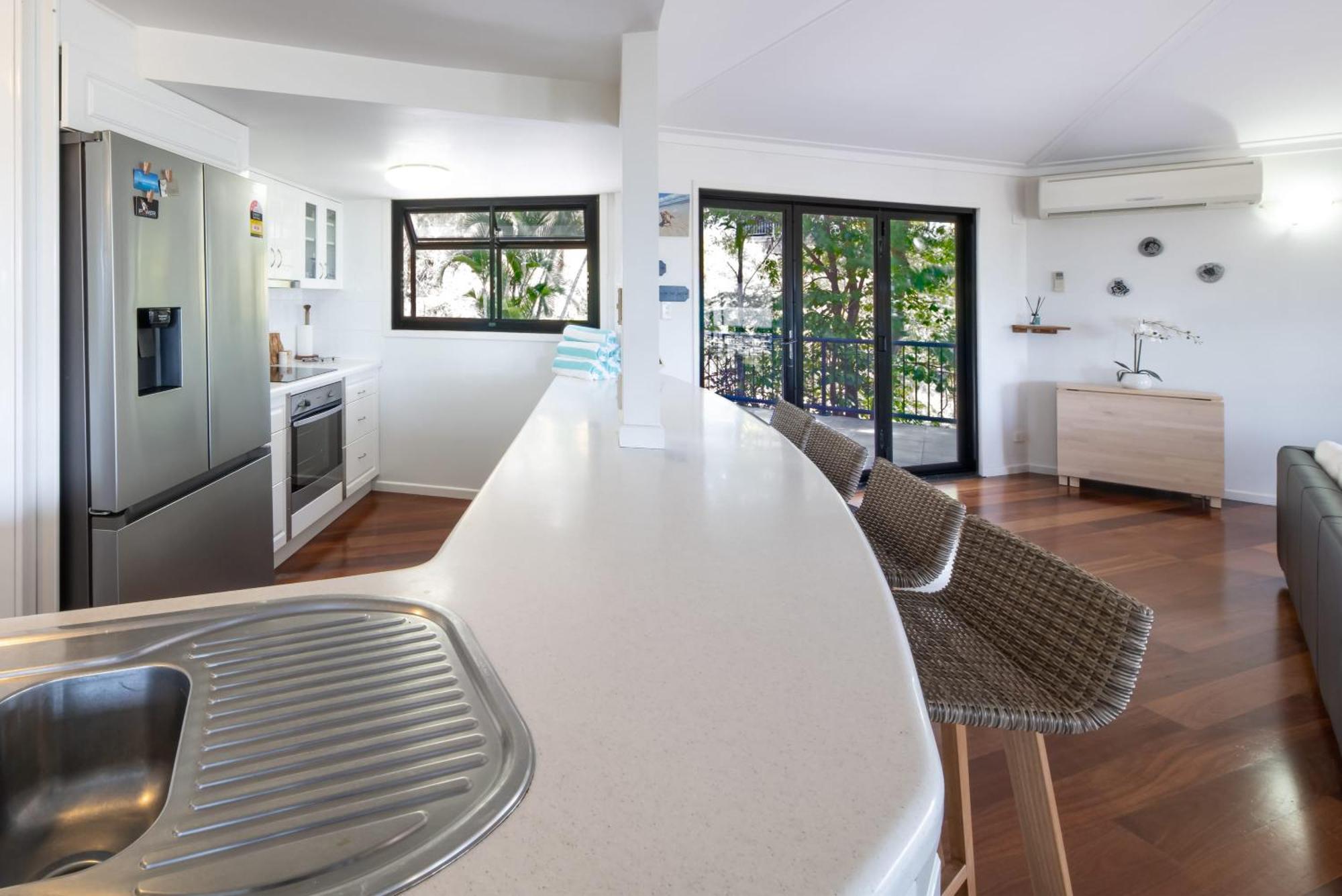 'sail Away' Airlie House With Marina Views * Airlie Beach